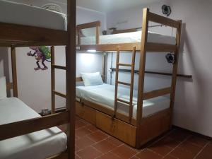 Voodi või voodid majutusasutuse Purple Monkey Hostel toas