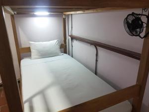 Voodi või voodid majutusasutuse Purple Monkey Hostel toas