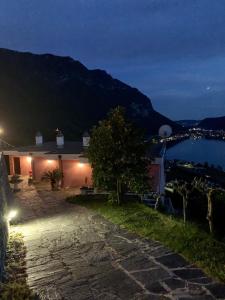 una casa con vistas al agua por la noche en Casa Belvedere, en Rovio