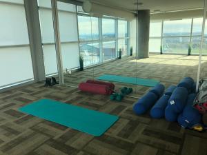 un gimnasio con alfombras azules en una habitación con ventanas en Residence & Conference Centre - Calgary, en Calgary