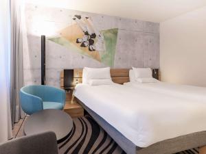 Giường trong phòng chung tại Novotel Wrocław City