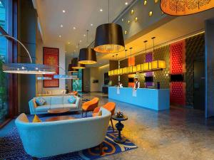 um lobby de um hotel com um sofá e cadeiras em Grand Mercure Mysore - An Accor Brand em Mysore