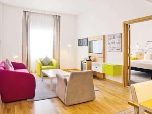 TV a/nebo společenská místnost v ubytování Mercure Sohar