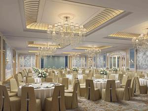 上海市にあるソフィテル 上海 虹橋の白いテーブルと椅子、シャンデリアが備わる宴会場
