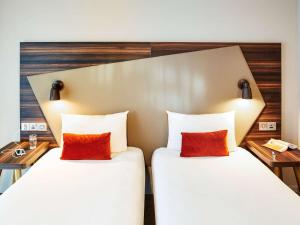 Ein Bett oder Betten in einem Zimmer der Unterkunft Aparthotel Adagio Edinburgh Royal Mile