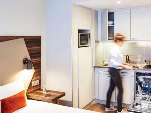Küche/Küchenzeile in der Unterkunft Aparthotel Adagio Edinburgh Royal Mile