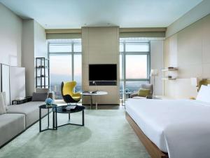Televiisor ja/või meelelahutuskeskus majutusasutuses Sofitel Foshan Shunde