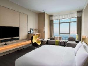 Televiisor ja/või meelelahutuskeskus majutusasutuses Sofitel Foshan Shunde