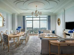 Televiisor ja/või meelelahutuskeskus majutusasutuses Sofitel Foshan Shunde
