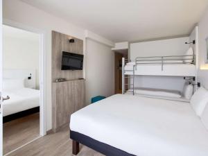 Tempat tidur dalam kamar di ibis Styles Nieuwpoort