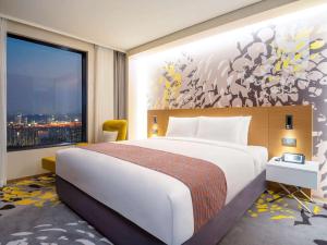 Krevet ili kreveti u jedinici u objektu Novotel Suites Ambassador Seoul Yongsan