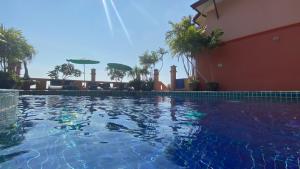 Bazén v ubytování Baan Kongdee Sunset Resort Kata nebo v jeho okolí