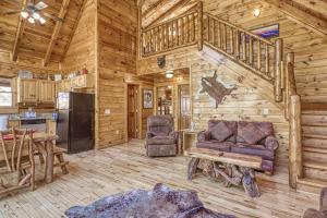 ein Wohnzimmer eines Blockhauses mit einer Treppe in der Unterkunft Heavenly Bear, Hot Tub, FREE Attraction tickets for each paid day, Pool Table, WIFI!!! in Sevierville