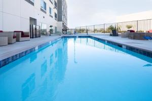 - une piscine d'eau bleue dans un bâtiment dans l'établissement Holiday Inn Express & Suites - Murrieta, an IHG Hotel, à Murrieta