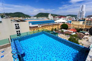 Bazén v ubytování 77 Bangla Hotel - SHA Certified nebo v jeho okolí + 25 fotografií
