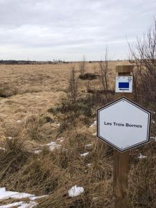 a sign that says less tracts bounce in a field at 33 Paveestraße in Eupen
