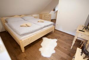 Postel nebo postele na pokoji v ubytování Statek U Rajmunda zemědělská farma