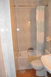 A bathroom at Hostal Los Arcos