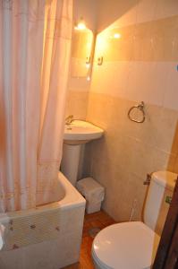 A bathroom at Hostal Los Arcos