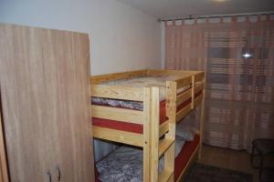 ein Schlafzimmer mit einem Etagenbett in einem Zimmer in der Unterkunft Gemütliches ZUHAUSE fühlen in Singen