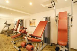 einen Fitnessraum mit mehreren Trainingsgeräten in einem Raum in der Unterkunft Hotel Tirolerhof in Sankt Anton am Arlberg