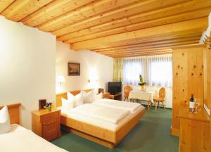 
Ein Bett oder Betten in einem Zimmer der Unterkunft Hotel Tirolerhof
