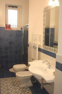 フローレにあるResidence Pizzo Corvoのバスルーム(洗面台、トイレ、鏡付)