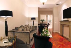una sala de estar con un sofá y una mesa en Boutike Cibeles, en Madrid