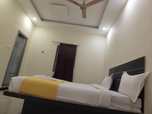 Postel nebo postele na pokoji v ubytování Sushmika Resorts Inn
