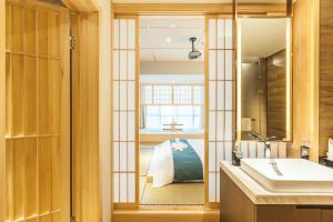 Bilik mandi di Days Hotel by Wyndham Binjiang Changsha +17 gambar