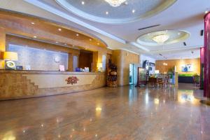a large lobby with a bar and a dance floor at Yilan Fu Hsiang Hotel in Yilan City