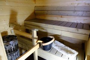 um interior de uma sauna de madeira com um balde em Lucky Ranch cabin 4 em Pyhätunturi