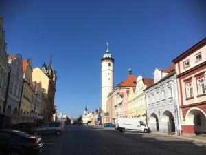 a city street with a clock tower in the distance w obiekcie Centrum Tiffany Pension w mieście Domažlice