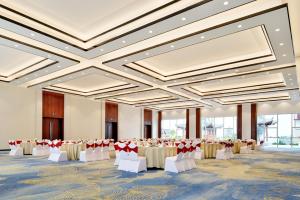 um salão de banquetes com mesas e cadeiras numa sala em Palace Resort Yalong Bay Sanya em Sanya