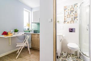 W łazience znajduje się umywalka, toaleta i biurko. w obiekcie Apartamenty Novomiejska 17 w mieście Lublin +37 zdjęć