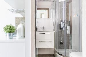 W łazience znajduje się prysznic i umywalka. w obiekcie Novomiejska 17 w mieście Lublin