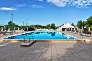 The swimming pool at or close to Victoria mobilehome in camping Stella del Sud