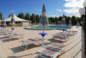 The swimming pool at or close to Victoria mobilehome in camping Stella del Sud