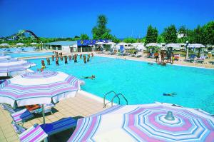 The swimming pool at or close to Victoria mobilehome in camping Stella del Sud