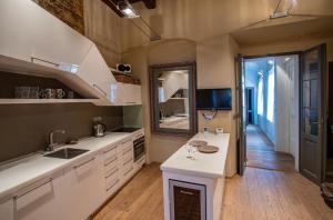 Kuchyň nebo kuchyňský kout v ubytování Mostecka Apartment + 37 fotografií