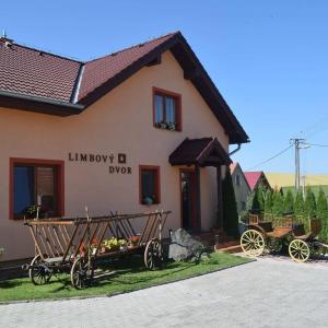ein Gebäude mit einer Pferdekutsche davor in der Unterkunft Garni Limbový Dvor in Vrbov