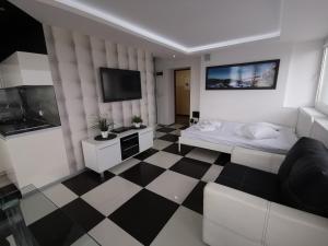 Habitación de hotel con cama y TV en bonApartments, en Varsovia