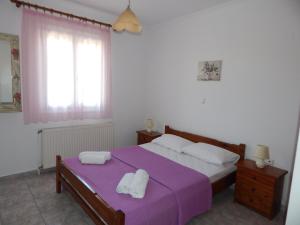 1 dormitorio con 1 cama con 2 toallas en Andreas Studios en Romanón