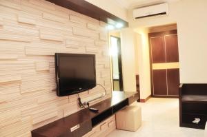 TV in/ali zabaviščno središče v nastanitvi Hotel 88 Jember By WH - Strategic Location In The City Center