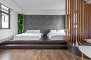 A bed or beds in a room at Meets Anping
