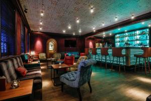 - un bar avec des canapés et des chaises dans la pièce dans l'établissement Hotel Stadt Hamburg, à Westerland