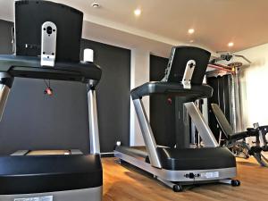 einen Fitnessraum mit zwei Laufbändern in einem Zimmer in der Unterkunft Mercure Hotel Kaiserhof City Center in Frankfurt am Main