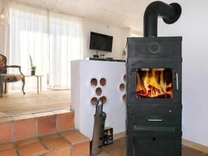 ロッケンにある6 person holiday home in L kkenの暖炉付きのリビングルーム(コンロ付)
