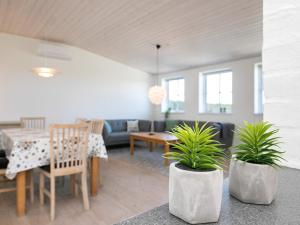 sala de estar con sofá y mesa con plantas en Apartment Faaborg III, en Faaborg