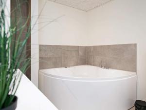Koupelna v ubytování 6 person holiday home in Ringkøbing